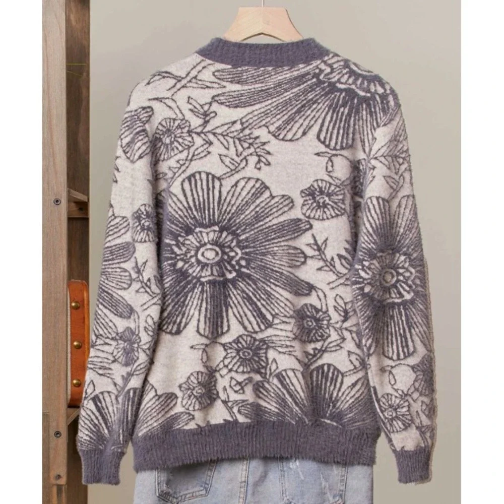 101 Mello Soft Gray Floral Crew Neck Sweater - Medium - PTP 24 - BB1